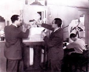 Reclametekenaars maken een reclameontwerp voor de Philishave Staalbaard ca. 1946