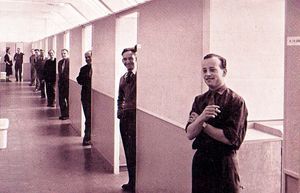 Reclametekenaars ED voor hun studio's in het nieuwe gebouw aan de Cederlaan, 1955